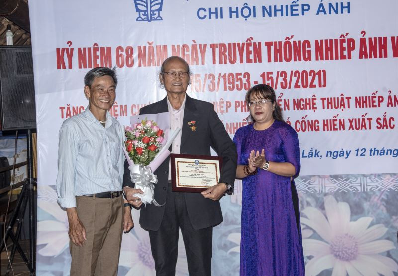 Trao kỷ niệm chương “Vì sự nghiệp phát triển nghệ thuật nhiếp ảnh Việt Nam” cho Nghệ sĩ nhiếp ảnh Đào Thành Tâm (Đào Thọ)