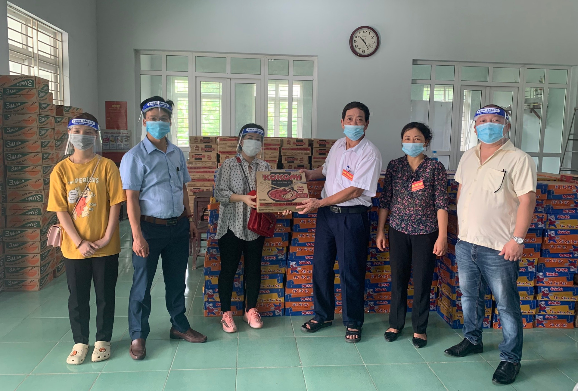 Chung tay chia sẻ với người dân bị ảnh hưởng bởi dịch Covid-19 tại huyện Mê Linh (Hà Nội)