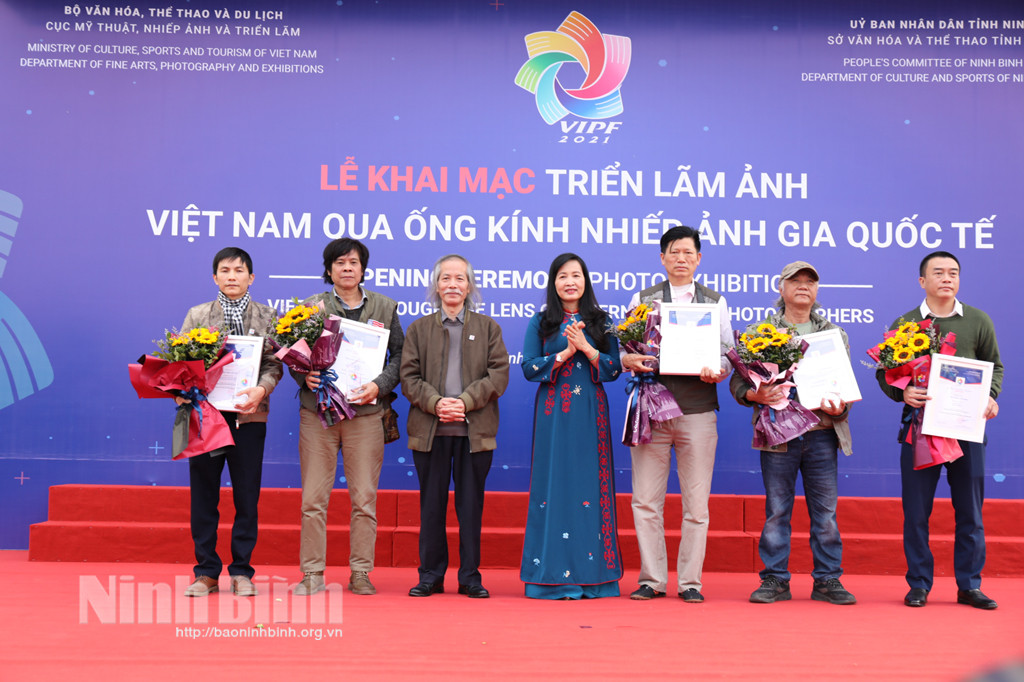 Khai mạc Triển lãm nhiếp ảnh Việt Nam qua ống kính nhiếp ảnh gia quốc tế