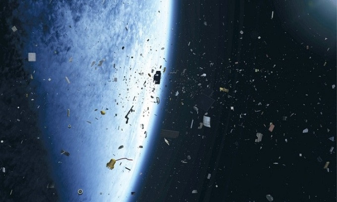 Mảnh rác vũ trụ nhỏ cỡ vài cm là mối đe dọa lớn đối với các vệ tinh. Ảnh: Space Journal