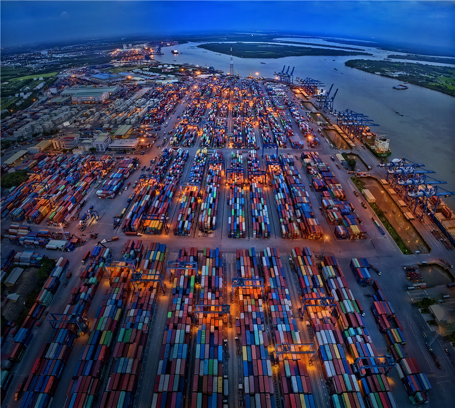 Cảng Cát Lái nhộn nhịp ngày đêm  -  Nguyễn Minh Tân 