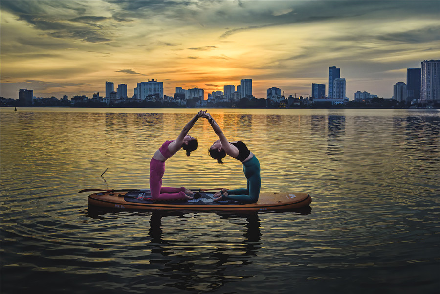 Tập Yoga trên ván thuyền ở Hồ Tây  -  Vũ Hồng Kỳ