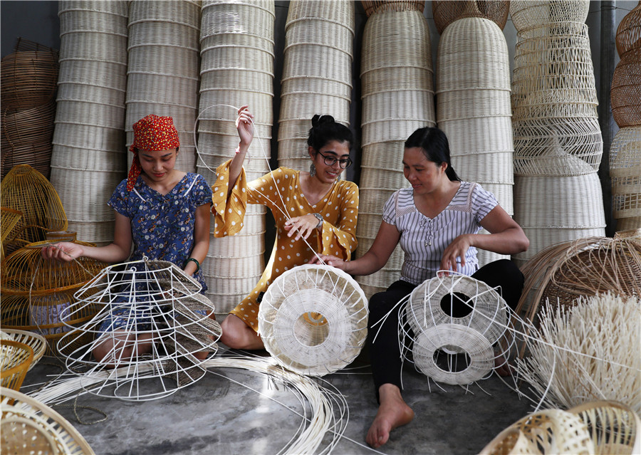 Cô gái Ấn Độ học đan mây  -  Nguyễn Thị Lý Giang