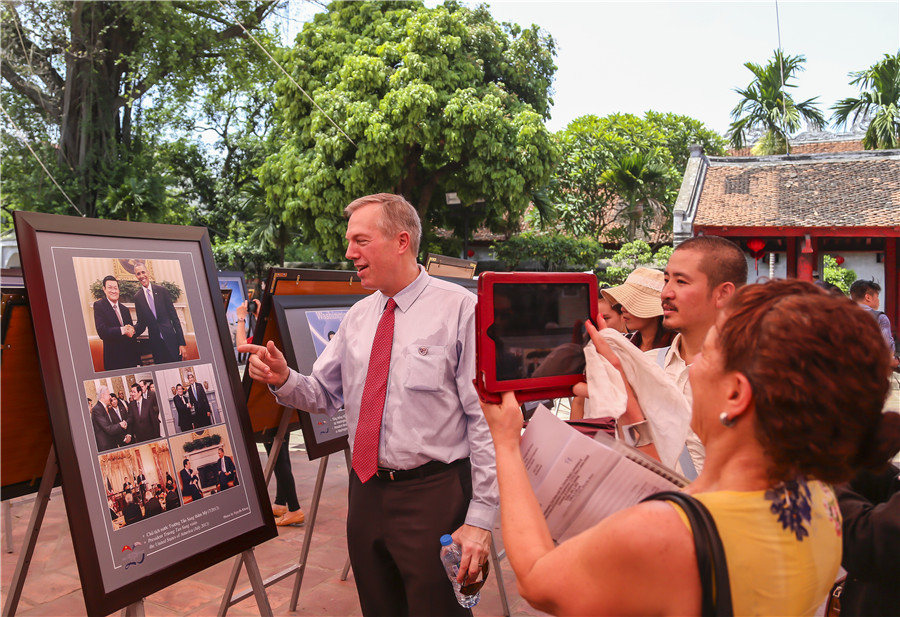Ngài Đại sứ Mỹ tham dự triển lãm ảnh Quan hệ Việt-Mỹ  -  Nguyễn Tự Thành