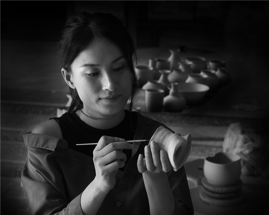 Trải nghiệm vẽ gốm của du khách thăm làng gốm Bát tràng  -  Lê Thị Bạch Tuyết