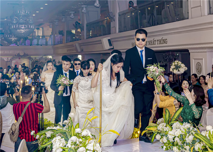 Niềm vui trong ngày cưới (Đám cưới tập thể 21 cặp khiếm thị tại Hà Nội)  -  Nguyễn Trường Giang