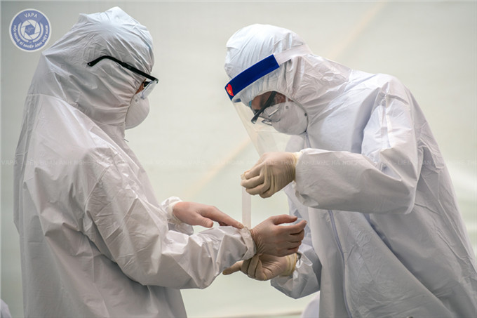 Nhân viên y tế chuẩn bị trang phục bảo hộ trước khi thăm khám người bệnh   -  Đỗ Thị Tuyết Mai (Giải KK)