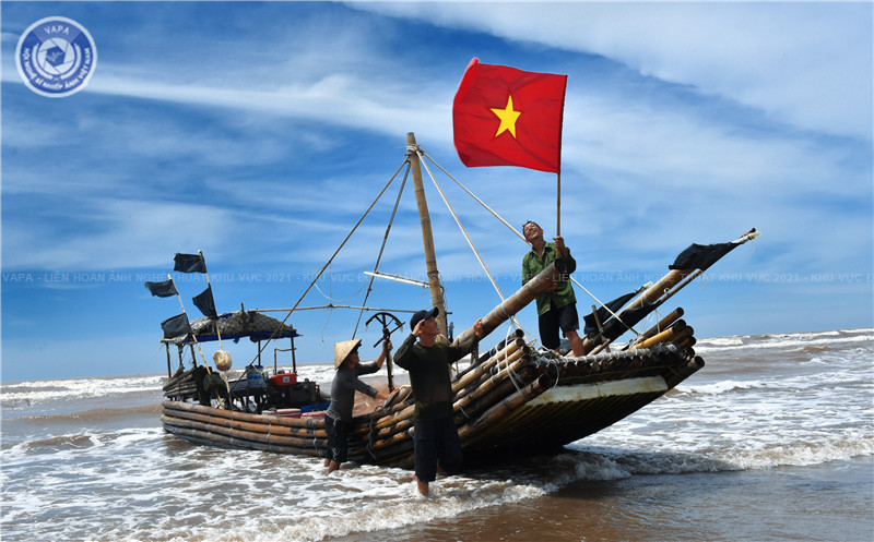 Tác phẩm: Chào cờ trước giờ bám biển  -  - Tác giả: Ninh Mạnh Thắng (NINH BÌNH)