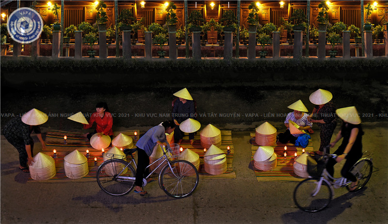 Tác phẩm: Chợ nón đêm  -  - Tác giả: Nguyễn Thị Quyên (BÌNH ĐỊNH)