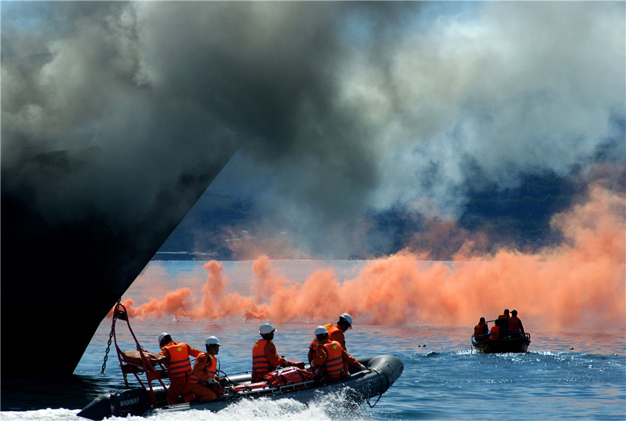 Diễn tập chữa cháy trên biển - Trịnh Dũng (Khánh Hòa)