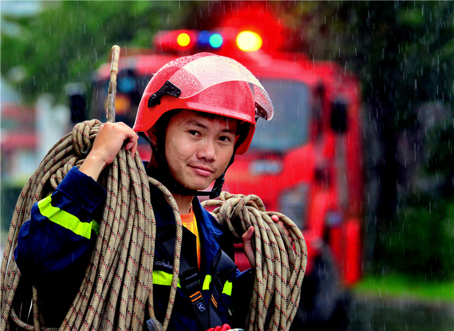 Lính trẻ chữa cháy - Nghuyễn Nam (Đà Nẵng)