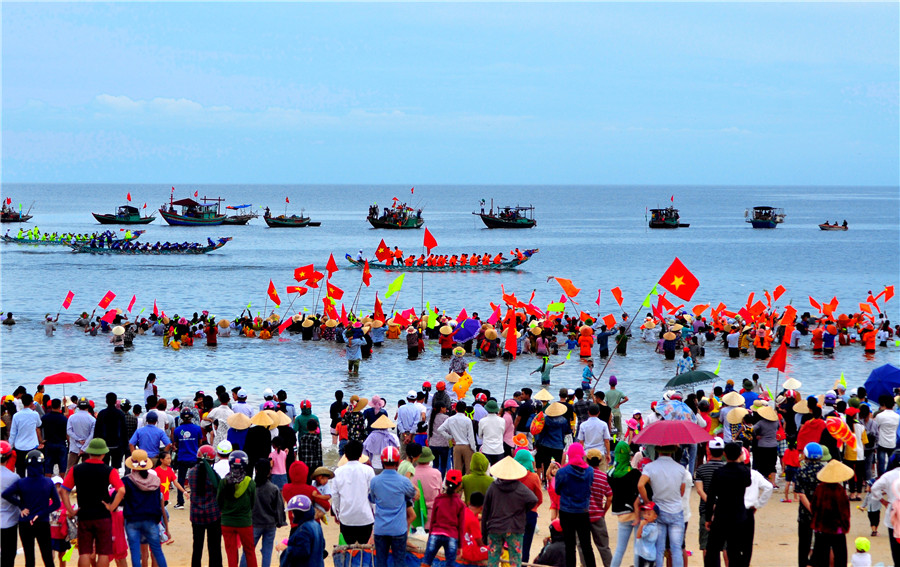 - Lễ hội đua thuyền truyền thống trên biển Cẩm Nhượng - - Lê Anh Thi - Hà Tĩnh