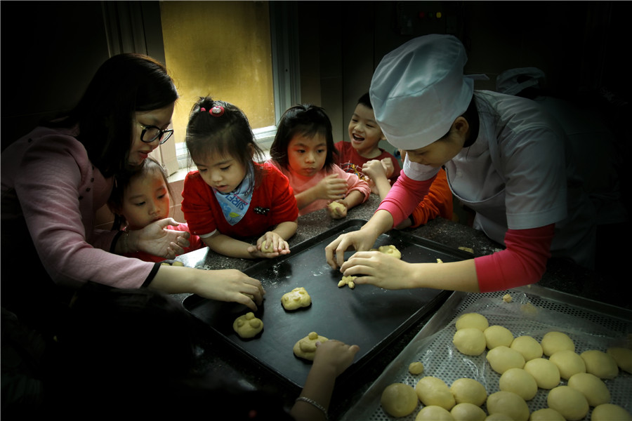 Bé tập làm bánh - - Đoàn Văn Quang - Nghệ An
