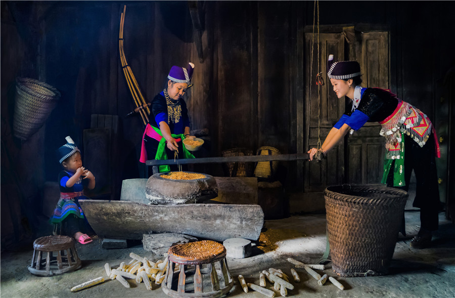 Xay ngô đồng bào dân tộc Mông Nghệ An có đặc sản rượu ngô,rượu được nấu từ ngô xay ra và ủ bằng men lá ngon tuyệt - - Nguyễn Thanh Hải - Hà Tĩnh