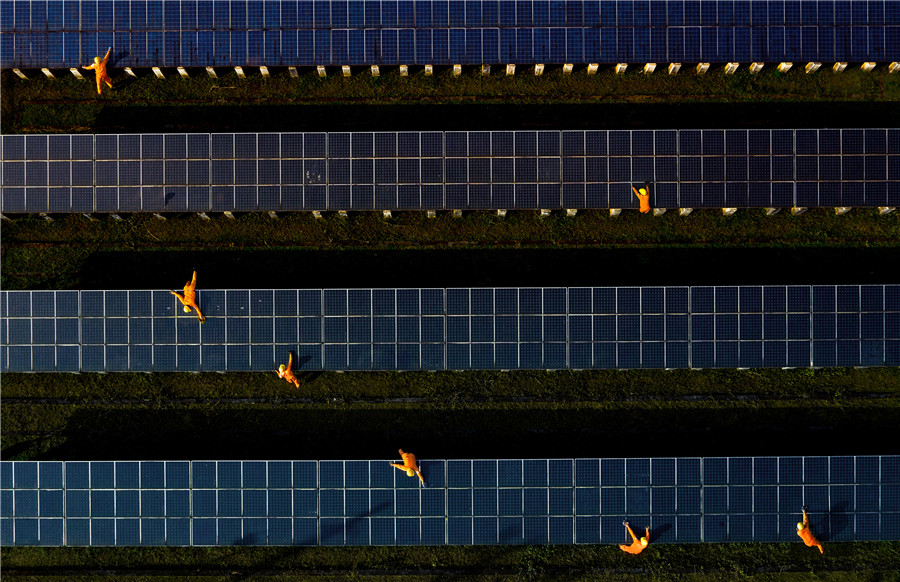 Vệ sinh kính năng lượng mặt trời - - Nguyễn Ngọc Hòa - Gia Lai