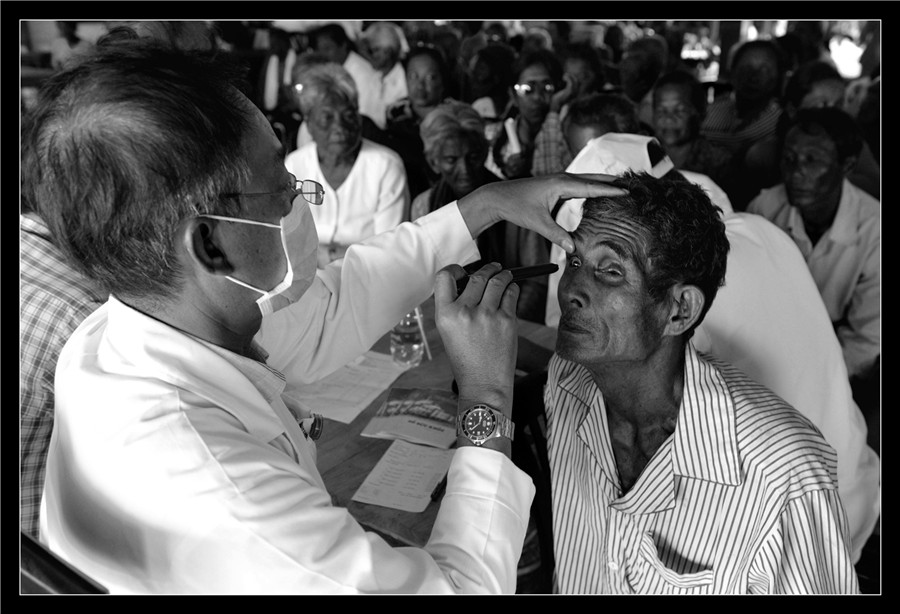Khám mắt từ thiện cho đồng bào dân tộc Khmer - - Lâm Tùng