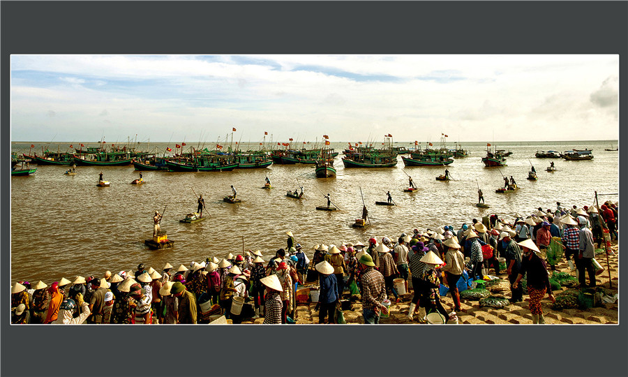 Chợ cá miền biển - - Đinh Văn Quân