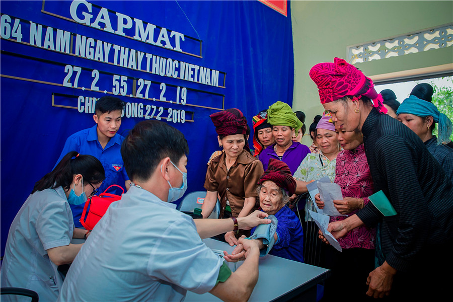 Chữa bệnh miễn phí cho người dân vùng cao Tây Bắc Sơn La - - Nguyễn Tuấn Anh