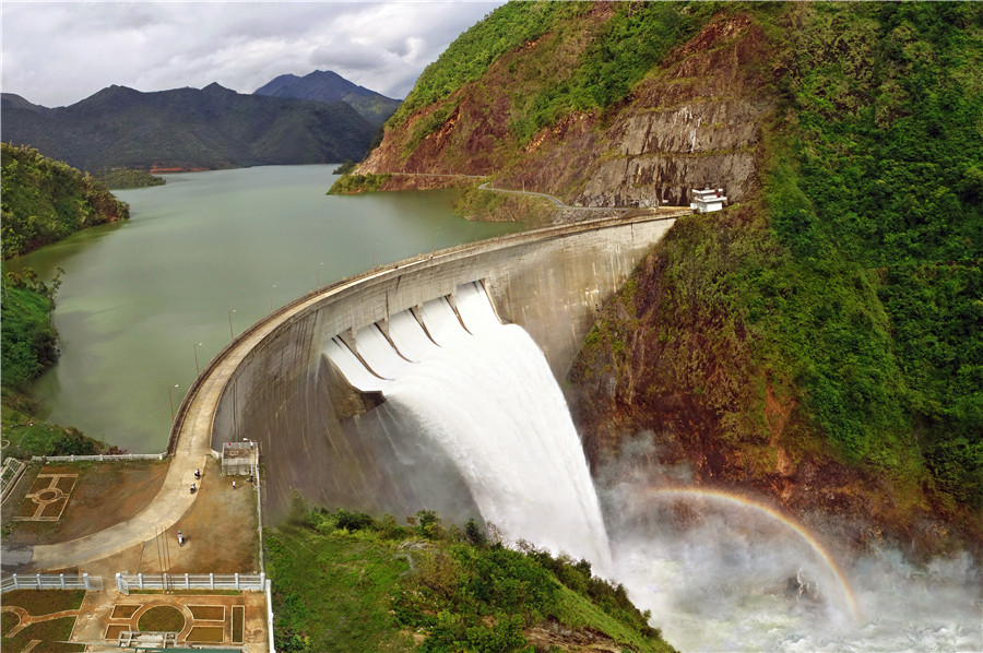 Đập vòm siêu mỏng hồ thủy điện Nậm Chiến (Mường La - Sơn La) mùa xả lũ - - Nguyễn Đức Tuấn 
