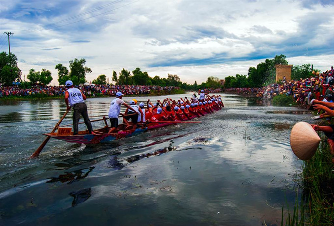 Đua thuyền trên sông Kiến Giang - Tác giả: Mai Việt Quyền (Quảng Bình)