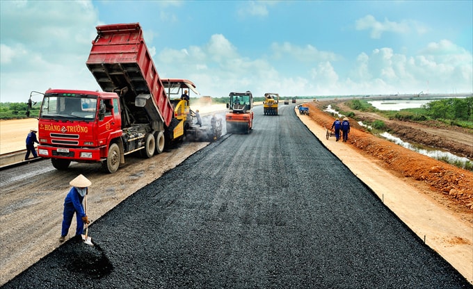 Trải nhựa đường cao tốc Hà Nội - Hải Phòng - Vương Khánh Cường