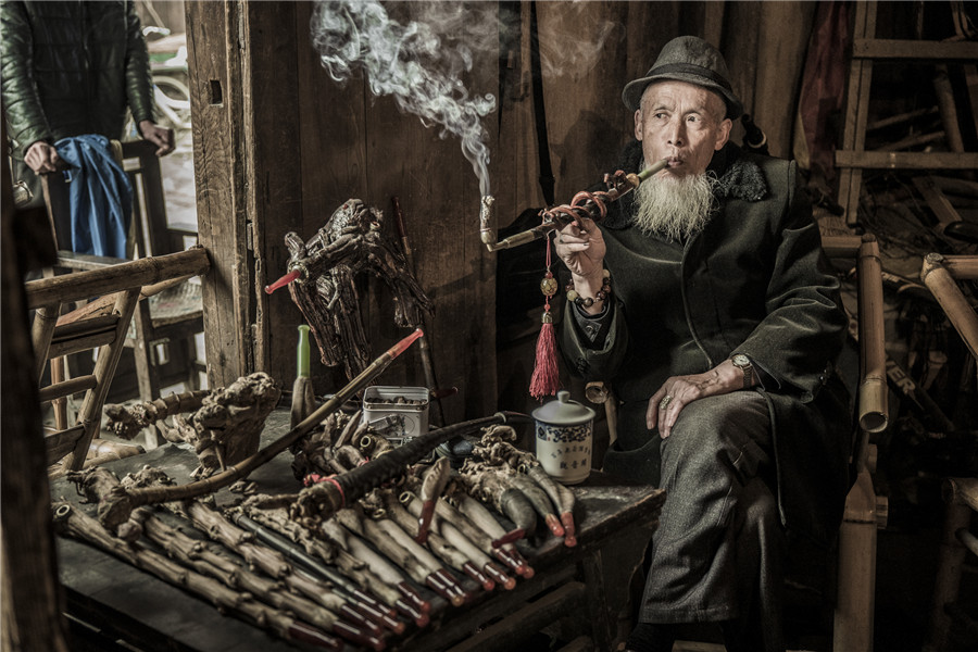 The elder with tobacco stems - Ye Zhou