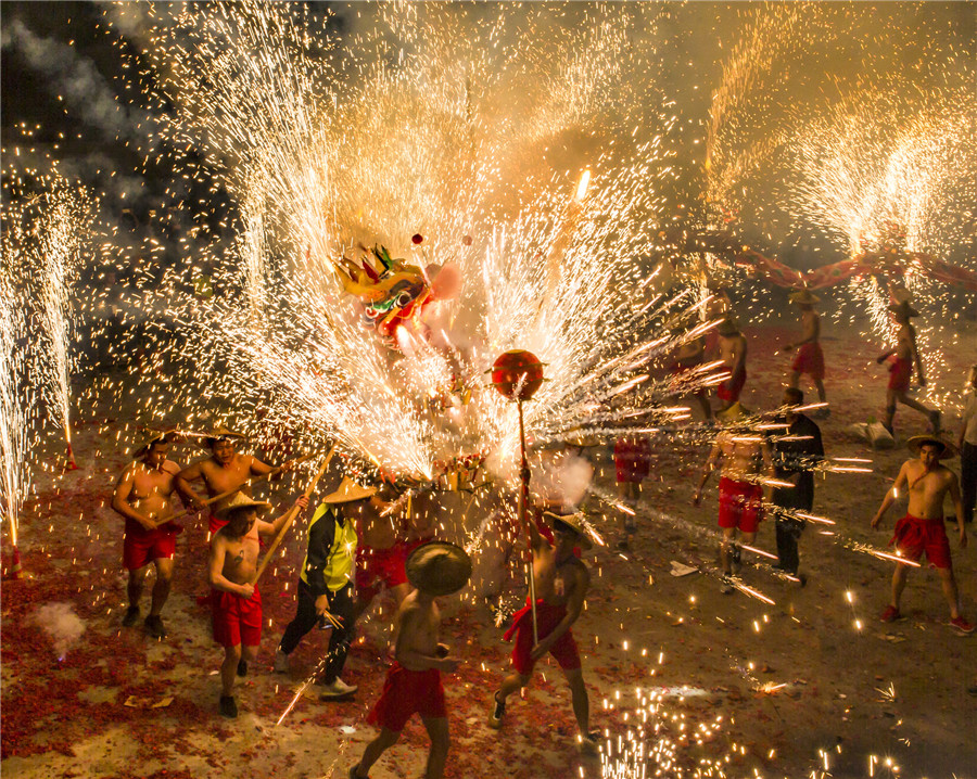 Fire dragon celebrate Spring Festival - Mianfan Yang