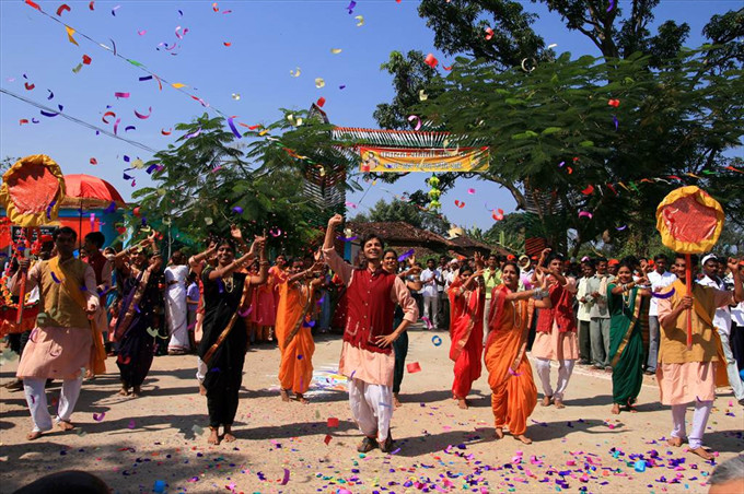 Tưng bừng ngày hội (Chụp tại Ahmedbad, Ấn Độ) - Bạch Thành Đồng
