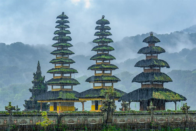 Ngôi đền Hindu Tamblingan trong mưa tại Bali, Indonesia - Nguyễn Huy Sơn
