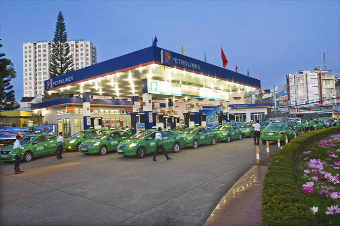 Tranh thủ sáng sớm xe của hãng tập trung tiếp nhiên liệu tránh cho giờ cao điểm tạo ùn tắc đảm bảo trật tự giao thông - Ngô Huy Tịnh