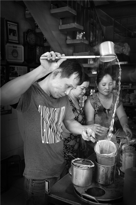 Cà phê vợt, một nét văn hóa cà phê Sài Gòn - Nguyễn Hoài Linh