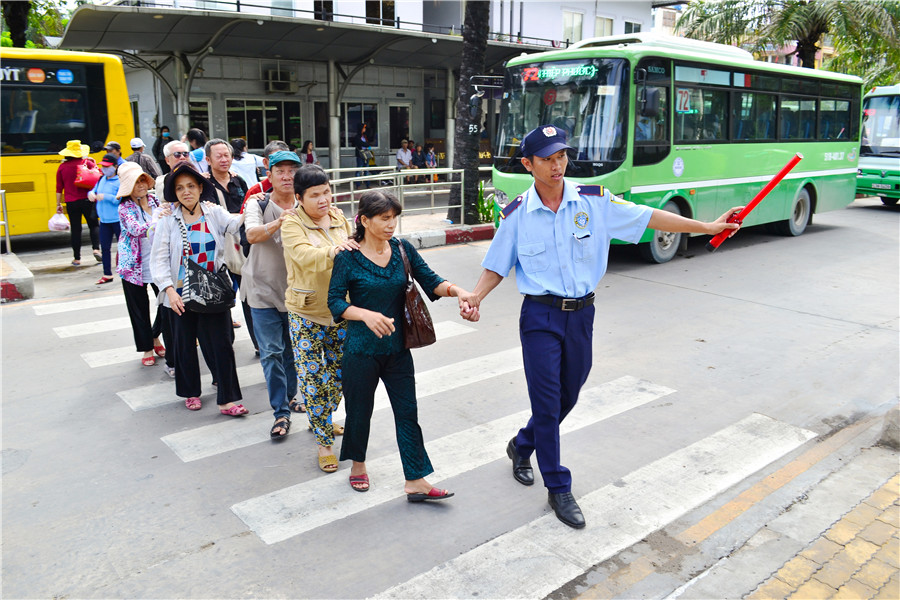 Hỗ trợ người khuyết tật tham gia xe buýt - Đào Vũ Đình Hoàng