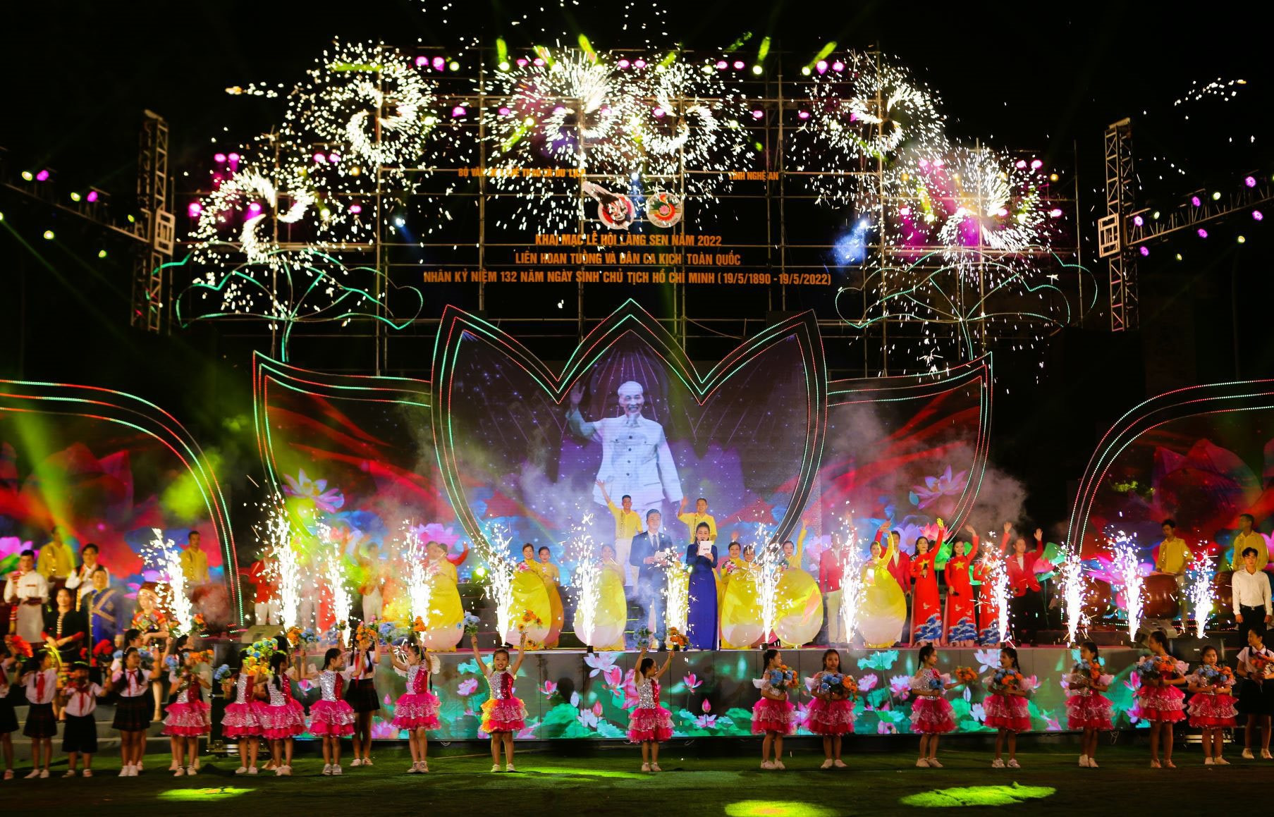 Lễ hội Làng Sen năm 2022: Lung linh chương trình nghệ thuật “Người là niềm tin tất thắng”