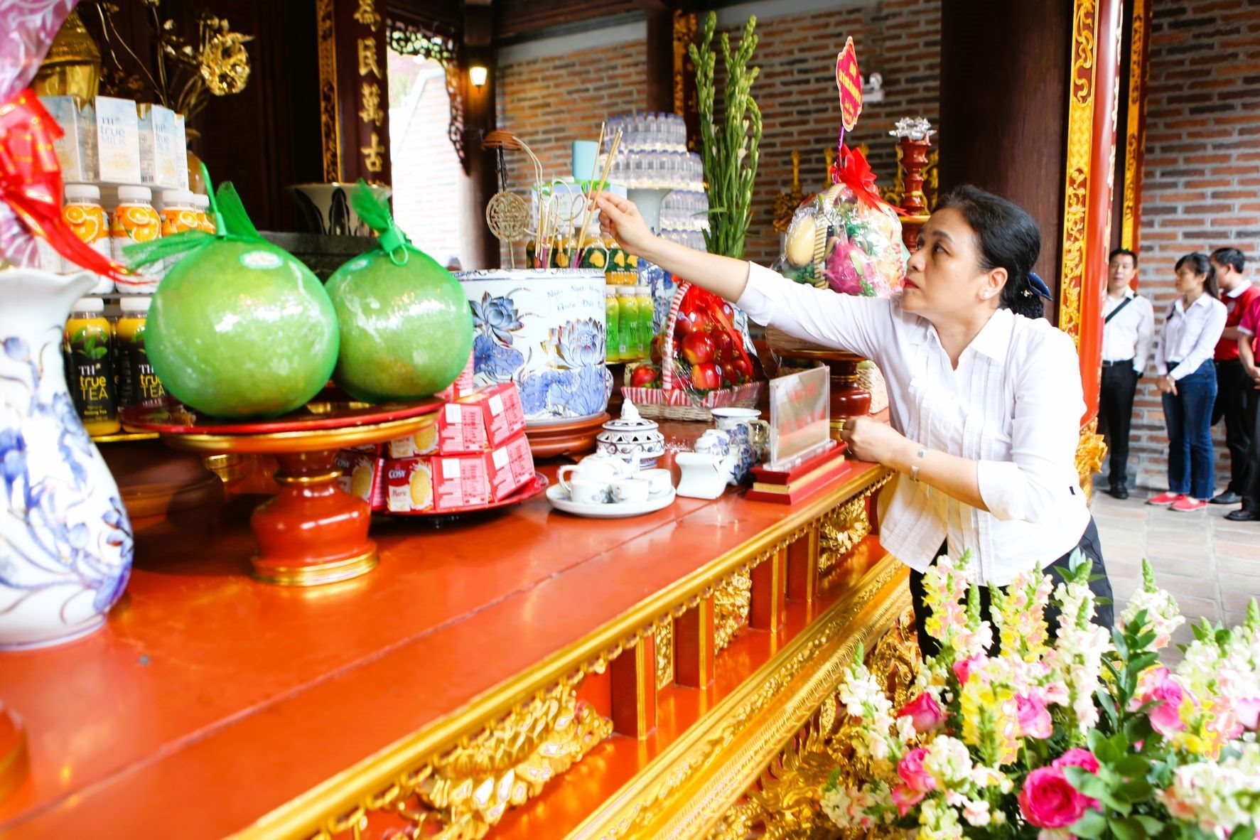 3.ba-nguyen-phuong-nga-dang-huong-tai-ban-tho-gia-tien-chu-tich-ho-chi-minh-tai-den-chung-linh-kim-lien-nam-dan.jpg