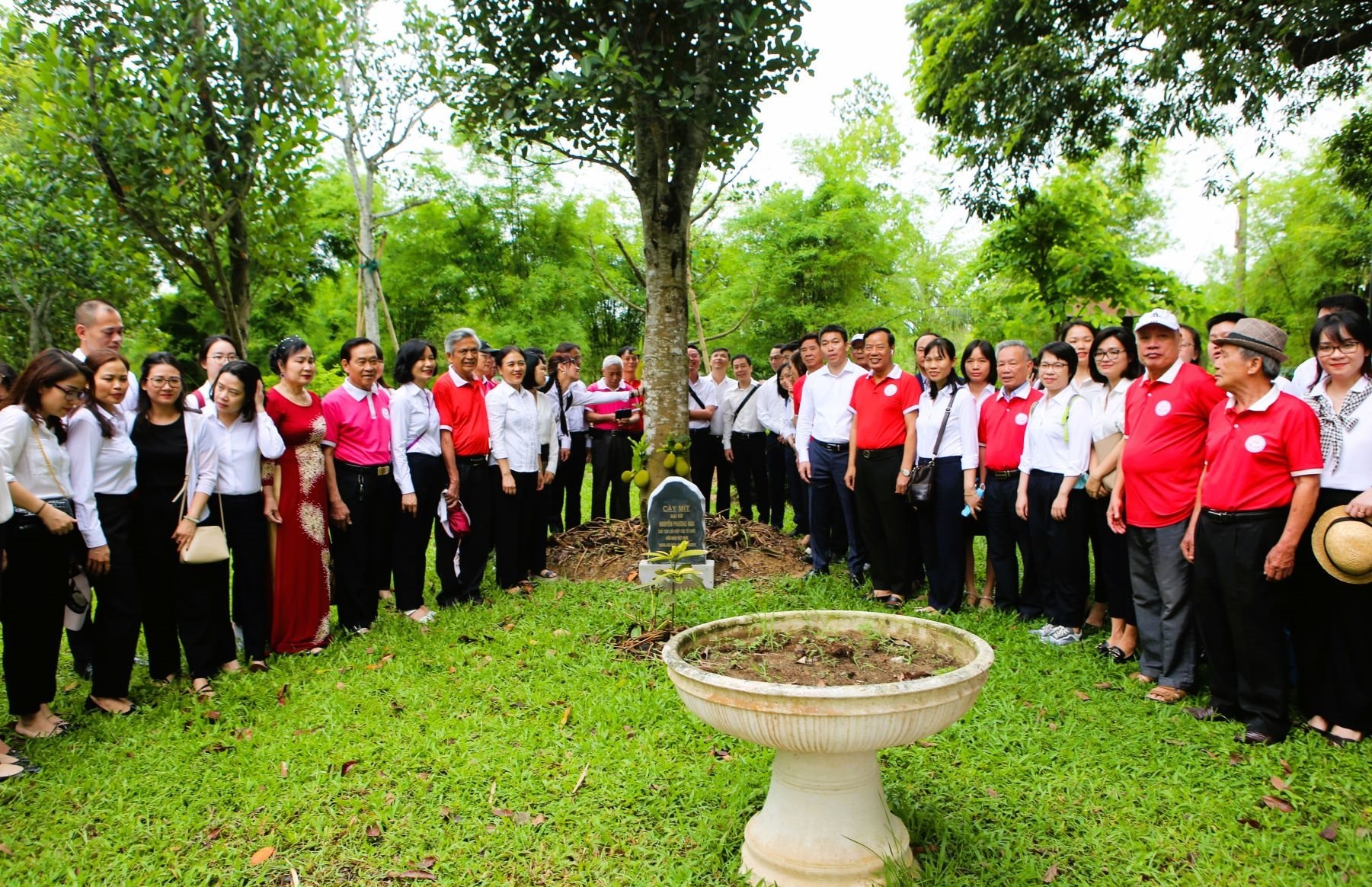 7.doan-tham-va-chup-anh-luu-niem-tai-vuon-cay-do-chu-tich-lhctchn-viet-nam-nguyen-phuong-nga-trong-tai-khu-di-tich-quoc-gia-dac-biet-tai-kim-lien-nam-dan-nay-da-cho-qua.jpg