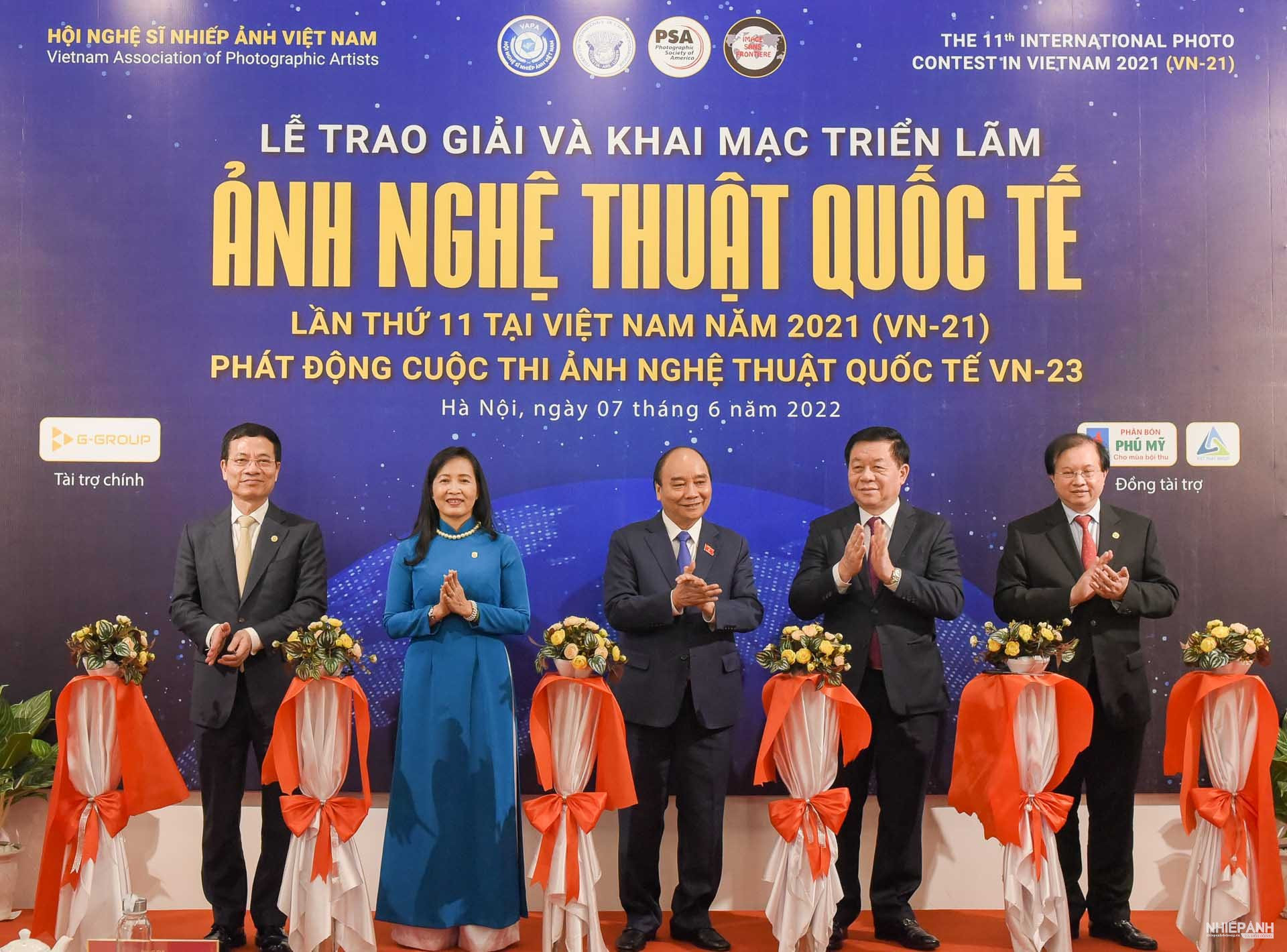 Chủ tịch nước Nguyễn Xuân Phúc và các vị lãnh đạo cắt băng khai mạc Triển lãm Ảnh nghệ thuật Quốc tế VN-21.