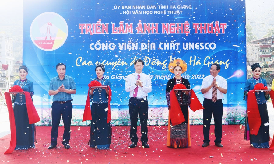 Đồng chí Vũ Mạnh Hà cùng các đại biểu cắt băng khai mạc triển lãm ảnh nghệ thuật