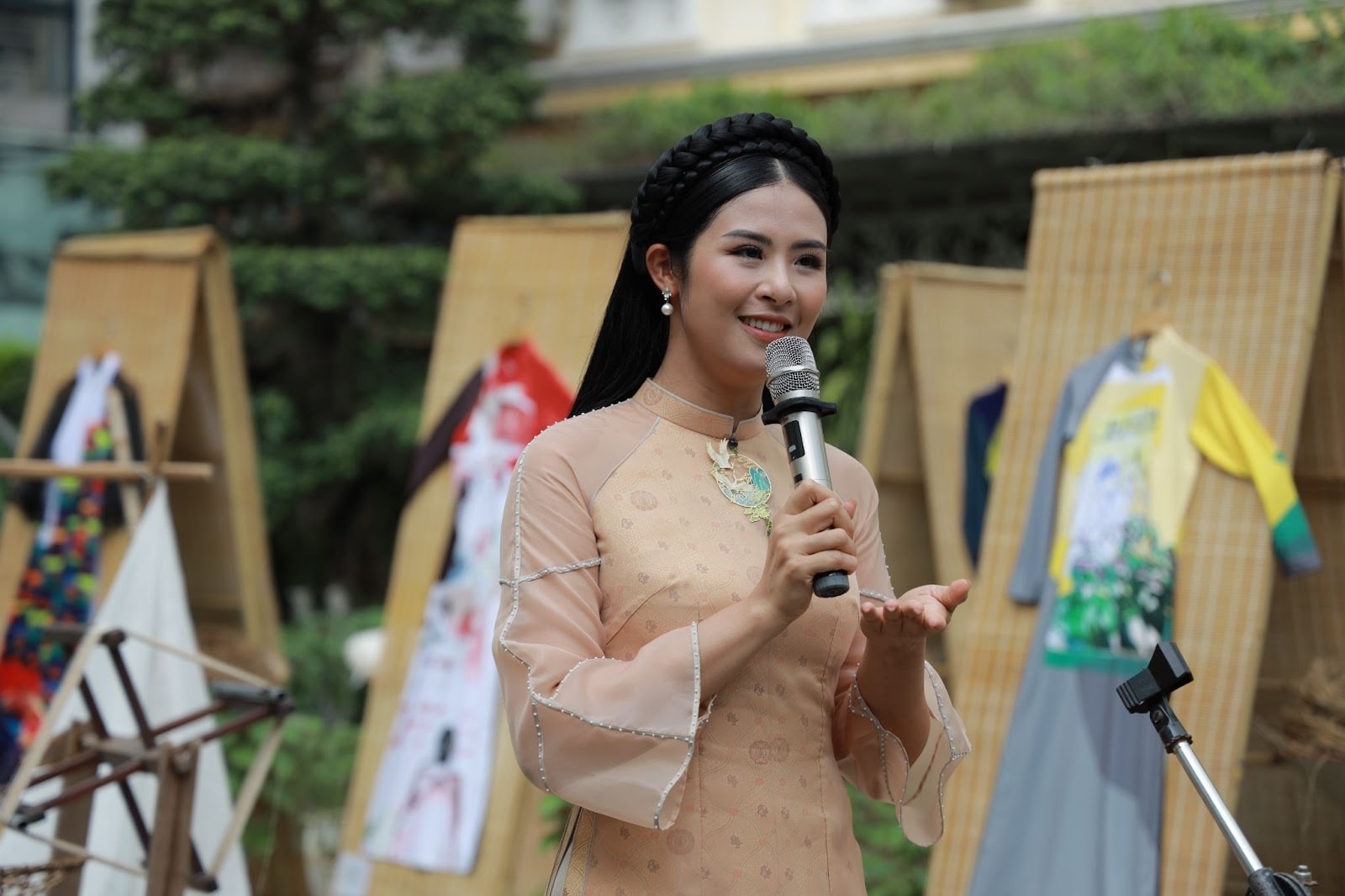 Triển lãm Áo dài trên con đường di sản: Áo dài không chỉ là trang phục - 4 Triển lãm Áo dài trên con đường di sản: Áo dài không chỉ là trang phục - 4