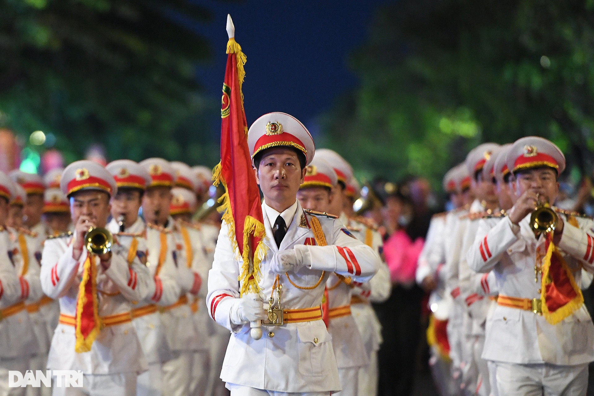 Khoảnh khắc ấn tượng trong đêm trình diễn nhạc kèn CAND trên phố Nguyễn Huệ - 10