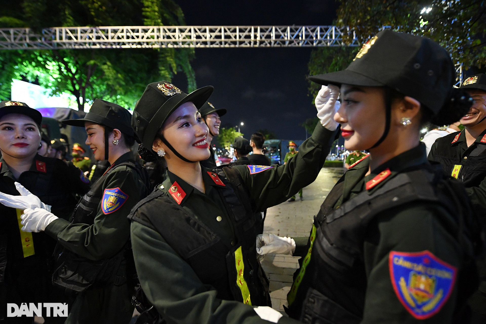 Khoảnh khắc ấn tượng trong đêm trình diễn nhạc kèn CAND trên phố Nguyễn Huệ - 1