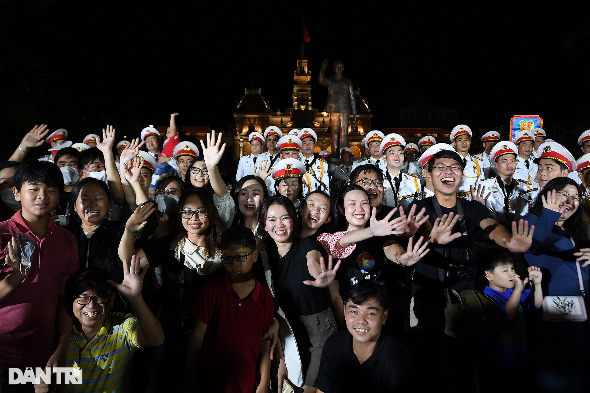 Khoảnh khắc ấn tượng trong đêm trình diễn nhạc kèn CAND trên phố Nguyễn Huệ - 19