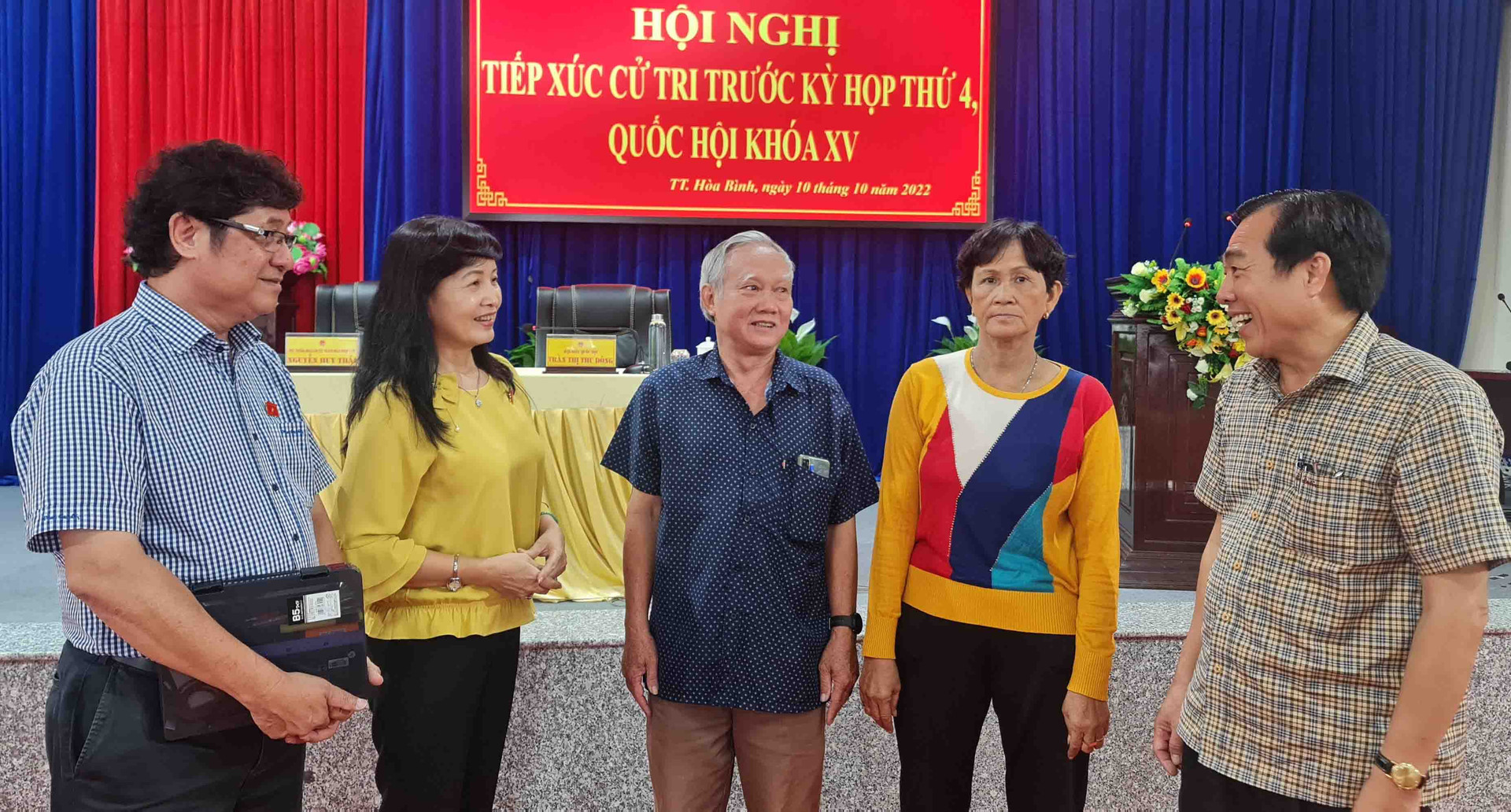 Nghệ sĩ nhiếp ảnh Trần Thị Thu Đông tiếp xúc cử tri tại tỉnh Bạc Liêu