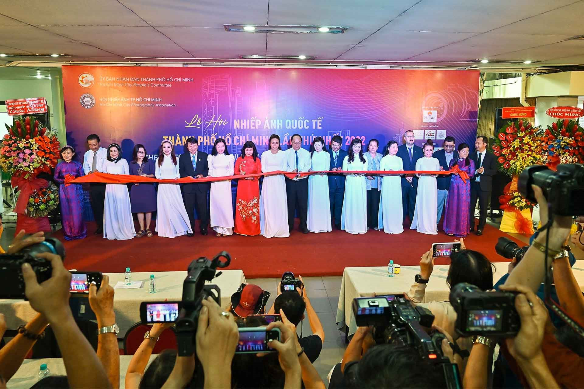 Các đại biểu thực hiện nghi thức các băng khai mạc Lễ hội Nhiếp ảnh quốc tế TP Hồ Chí Minh lần thứ Nhất – năm 2022.
