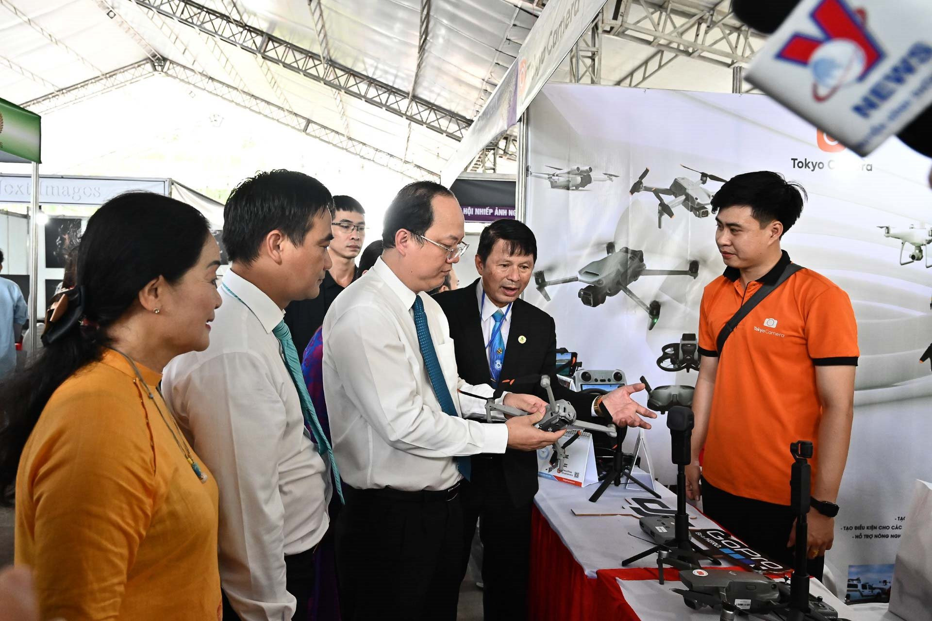 Phó bí thư Thành ủy TP.HCM Nguyễn Hồ Hải tham qua gian hàng thiết bị chụp ảnh của TOKYOCAMERA