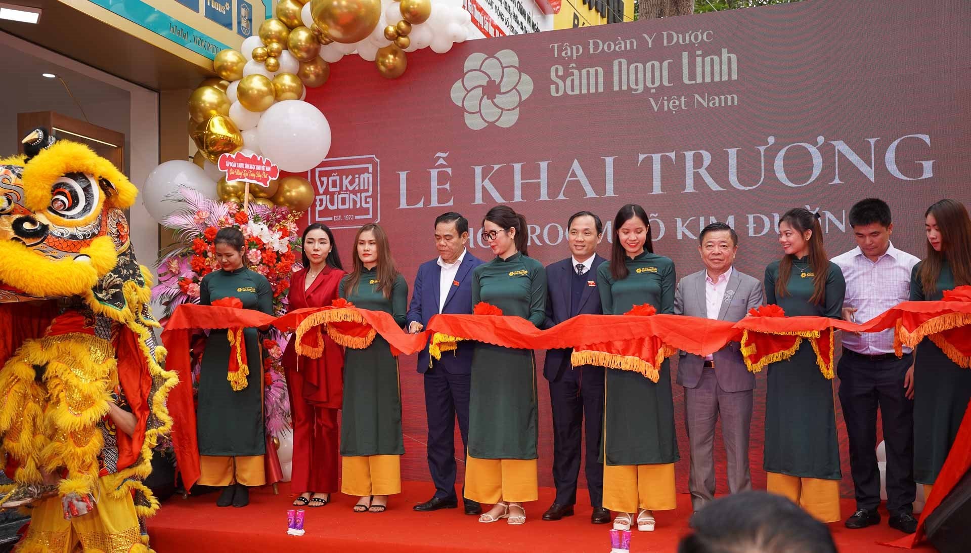 lanh-dao-tinh-ha-tinh-va-lanh-dao-tap-doan-y-duoc-sam-ngoc-linh-viet-nam-cat-bang-khai-truong-showroom-tai-tp.-ha-tinh._1.jpg