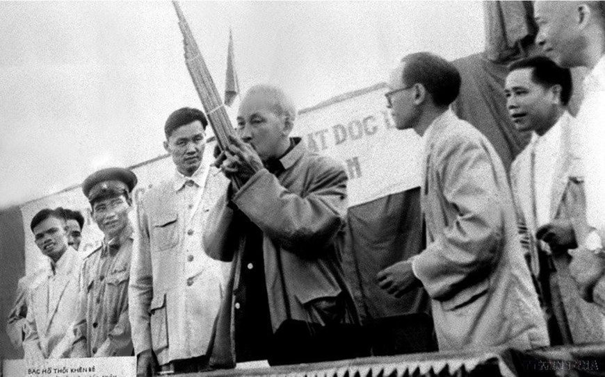 2bac-ho-thoi-khen-do-dong-bao-yen-chau-kinh-tang-trong-chuyen-tham-tay-bac-5-1959-.jpg