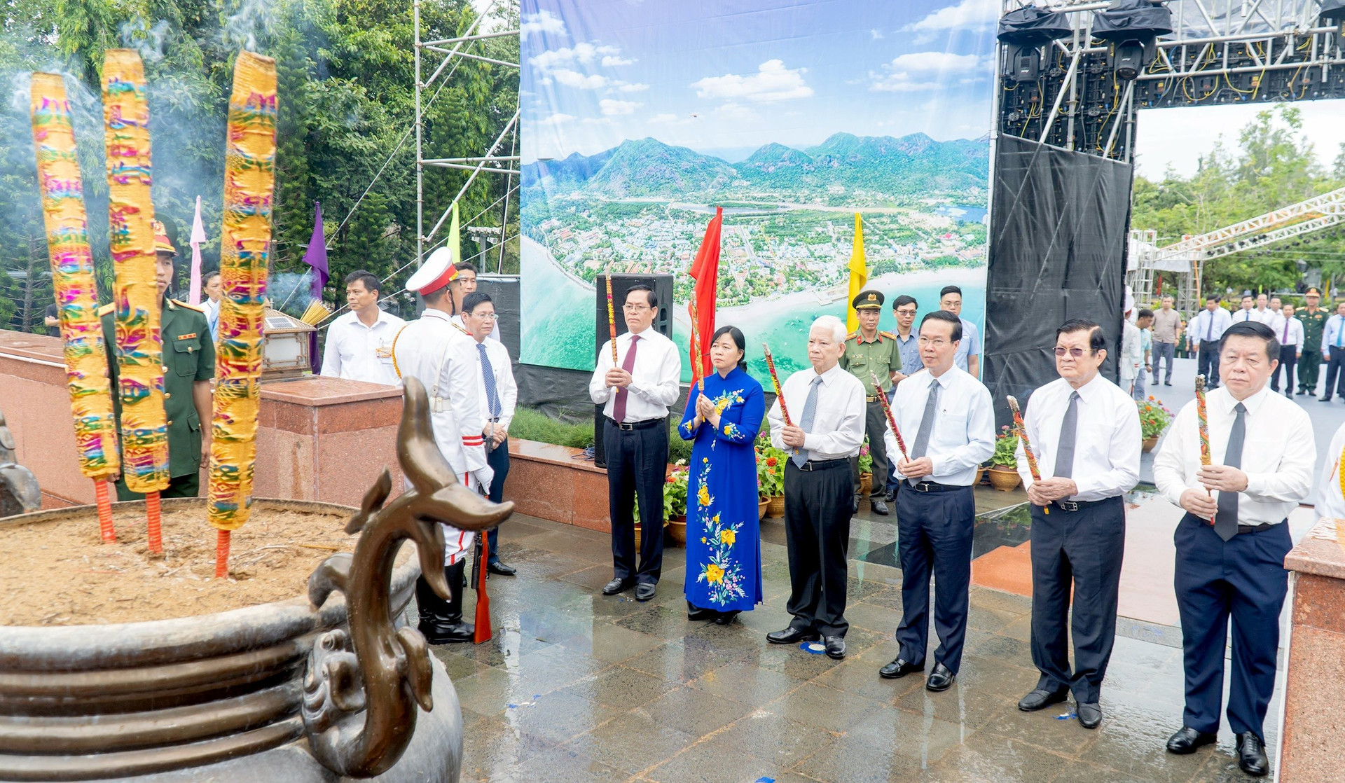 [Ảnh] Chủ tịch nước dâng hương tưởng niệm các anh hùng liệt sĩ tại Côn Đảo
