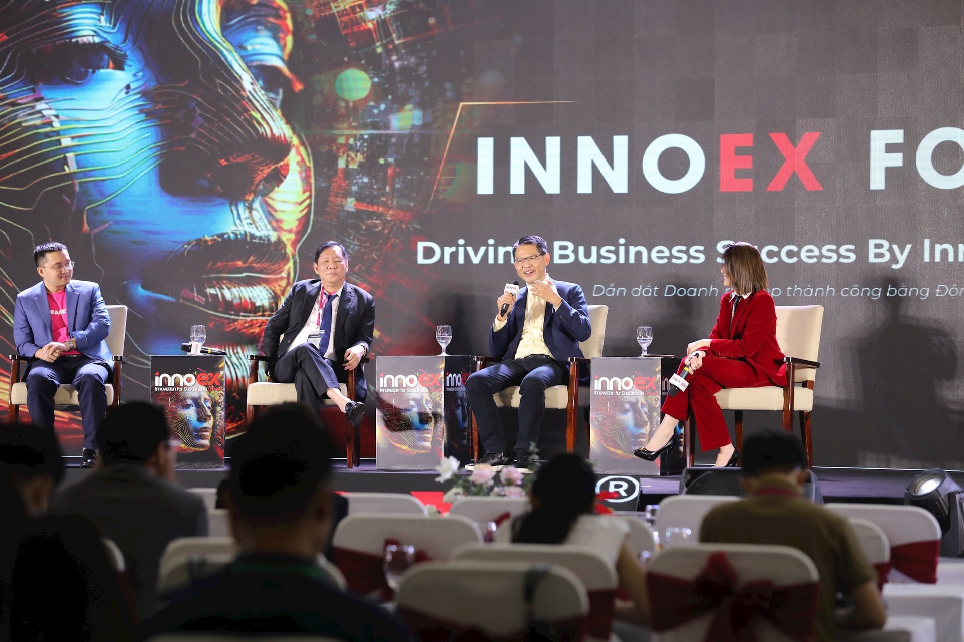 3.-steven-truong-ceo-vinbrain-cung-cac-chuyen-gia-thao-luan-tai-su-kien.jpeg