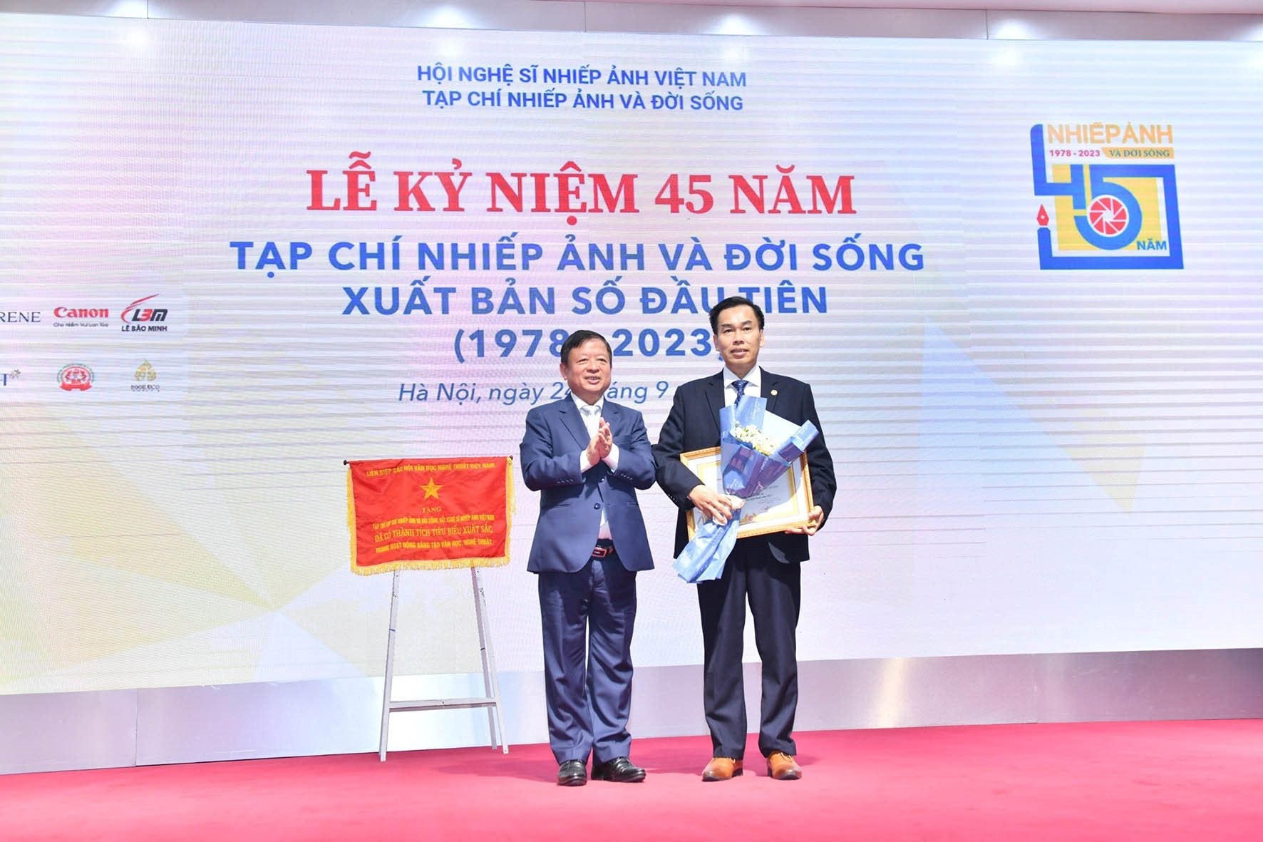 do-hong-quan-trao-bang-khen.jpg