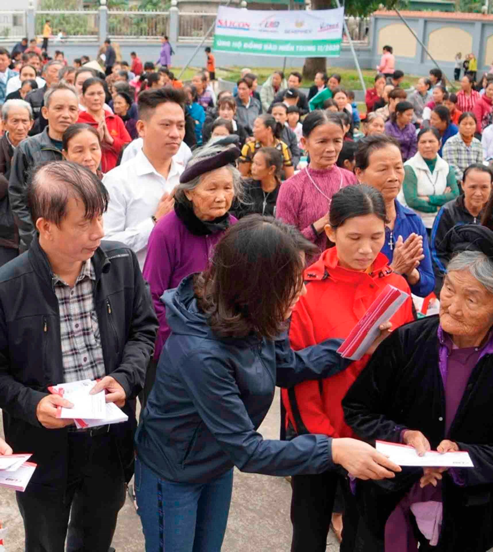 Bà Lê Thị Ngọc Hải ấm áp với đồng bào trong lúc khó khăn, hoạn nạn.